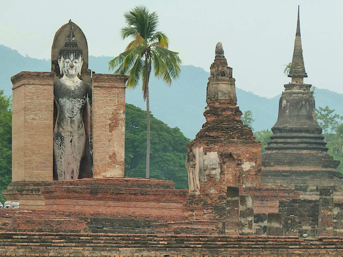 Stehende Buddha-Statue in Sukhothai.