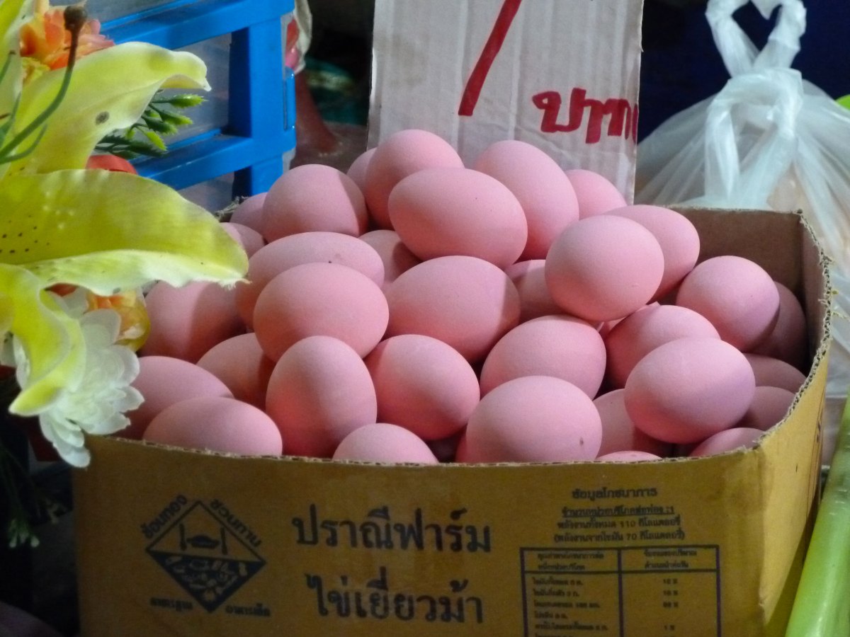 Karton mit pinkfarbenen Eiern auf dem Markt von Sukhothai.