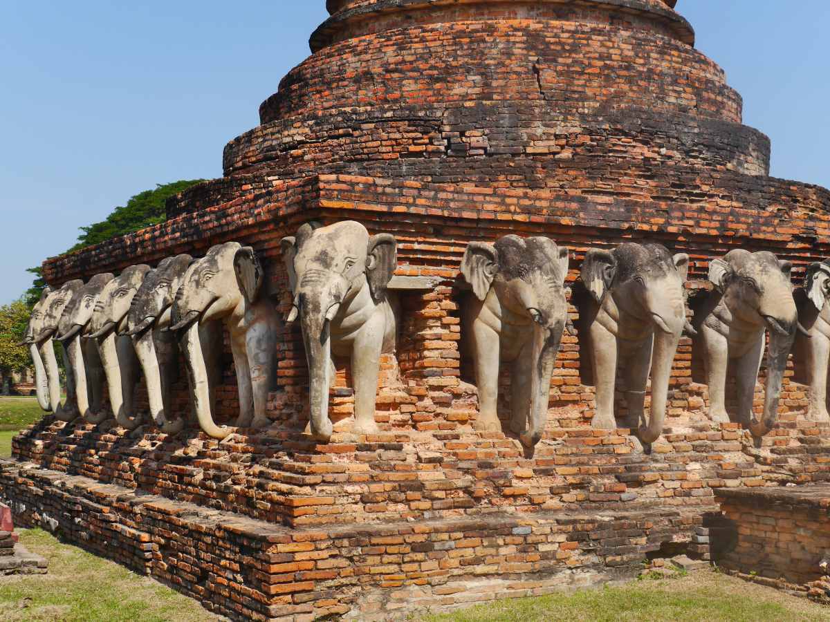 Chedi mit von Elefanten gesäumten Sockel.