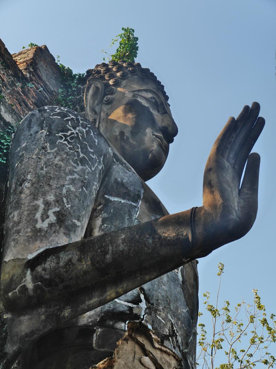 Buddha-Statue mit segnender Geste.