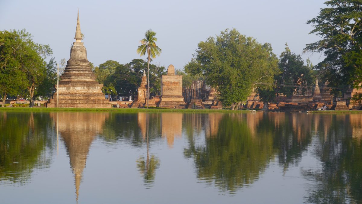 Tempel spiegelt sich im Teich in Sukhothai.