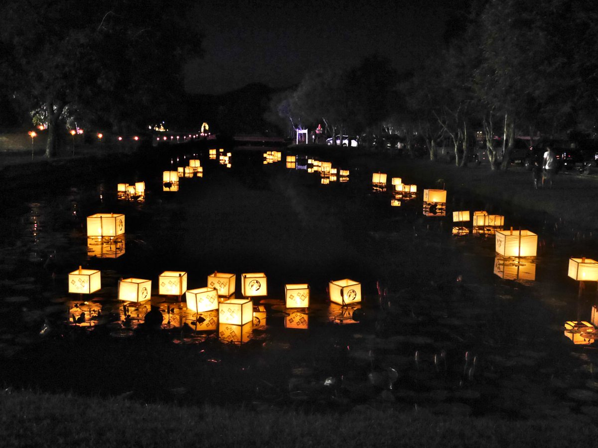 Viele quadratische Laternen auf dem Wasserbecken.