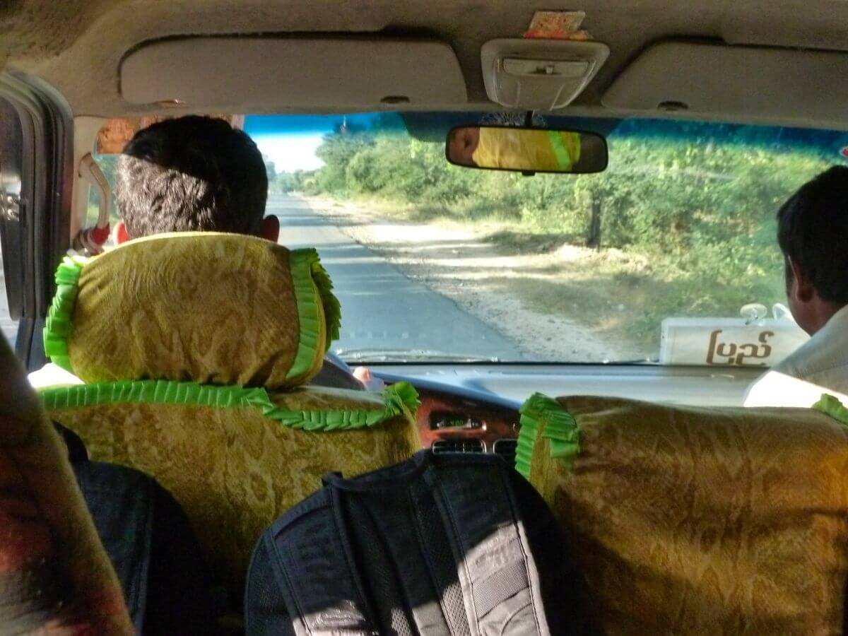 Blick aus dem vorderen Fenster des Kleinbusses nach Bagan.