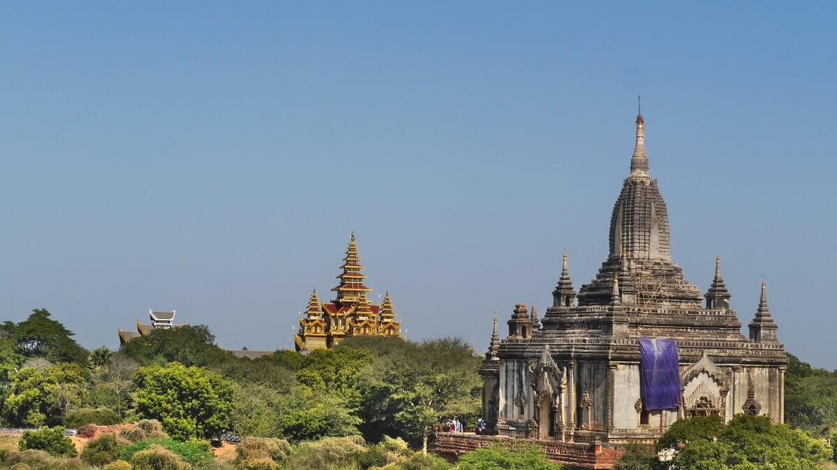 Tempel in der Landschaft um Bagan
