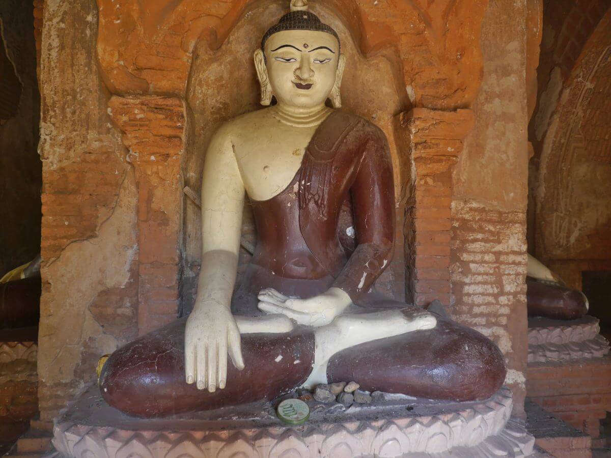 sitzende Buddhafigur in einem Tempel in Bagan.