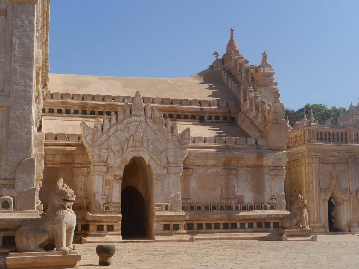 Helle Fassade mit Steinlöwen des Ananda-Tempel in Bagan.