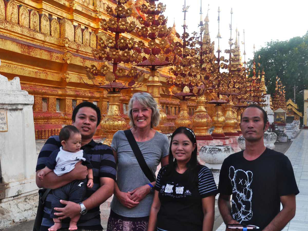 Gina mit drei Einheimischen in der Shwezigon-Pagode.