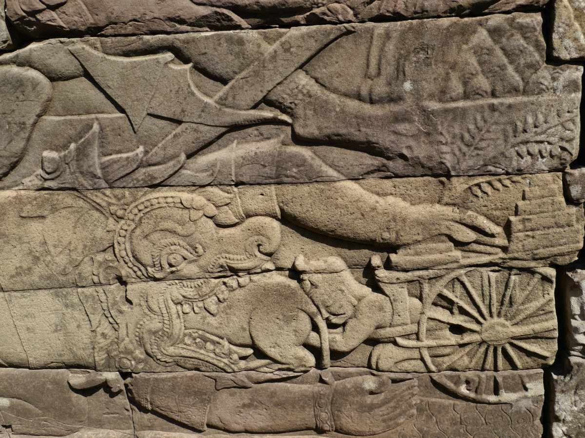 Steinrelief mit Kampfszenen.