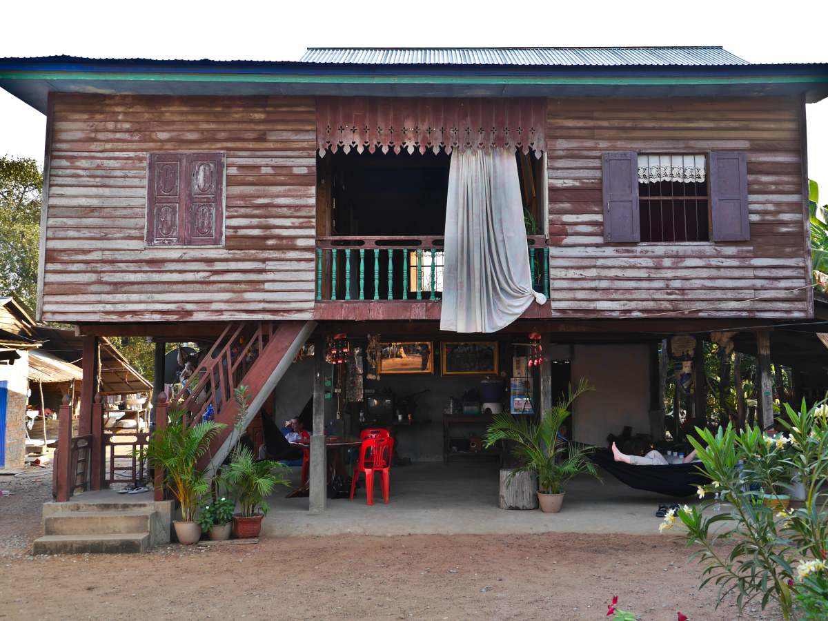 Holzhaus auf Stelzen in Banteay Chhmar.