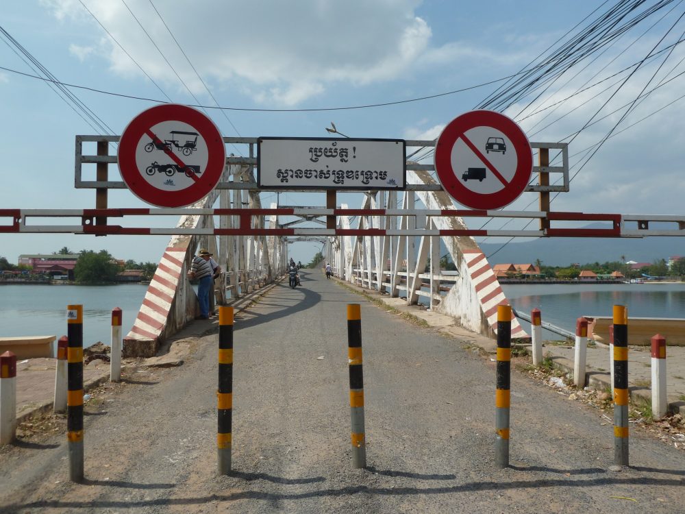 Zufahrt auf die alte Brücke in Kampot.