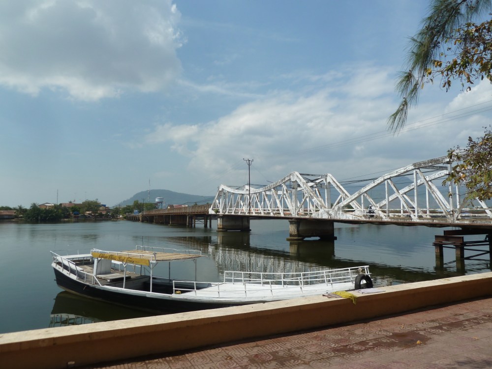 Alte Brücke mit unterschiedlichen Bögen.