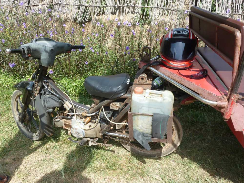 Kleines Motorrad mit Wasserkanister an der Seite.