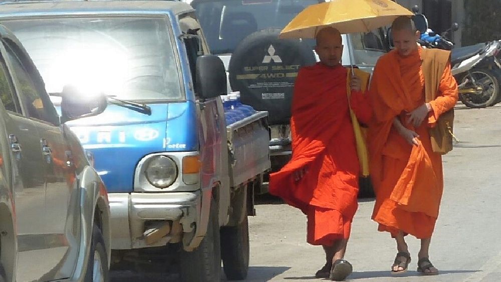 Zwei Mönche in Laos