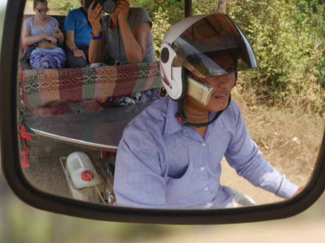 Tuktuk-Fahrer im Außenspiegel fotografiert.