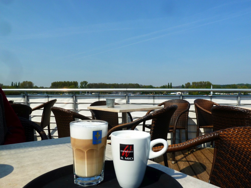 Kaffeetasse auf der Terrasse des Cafés am See.