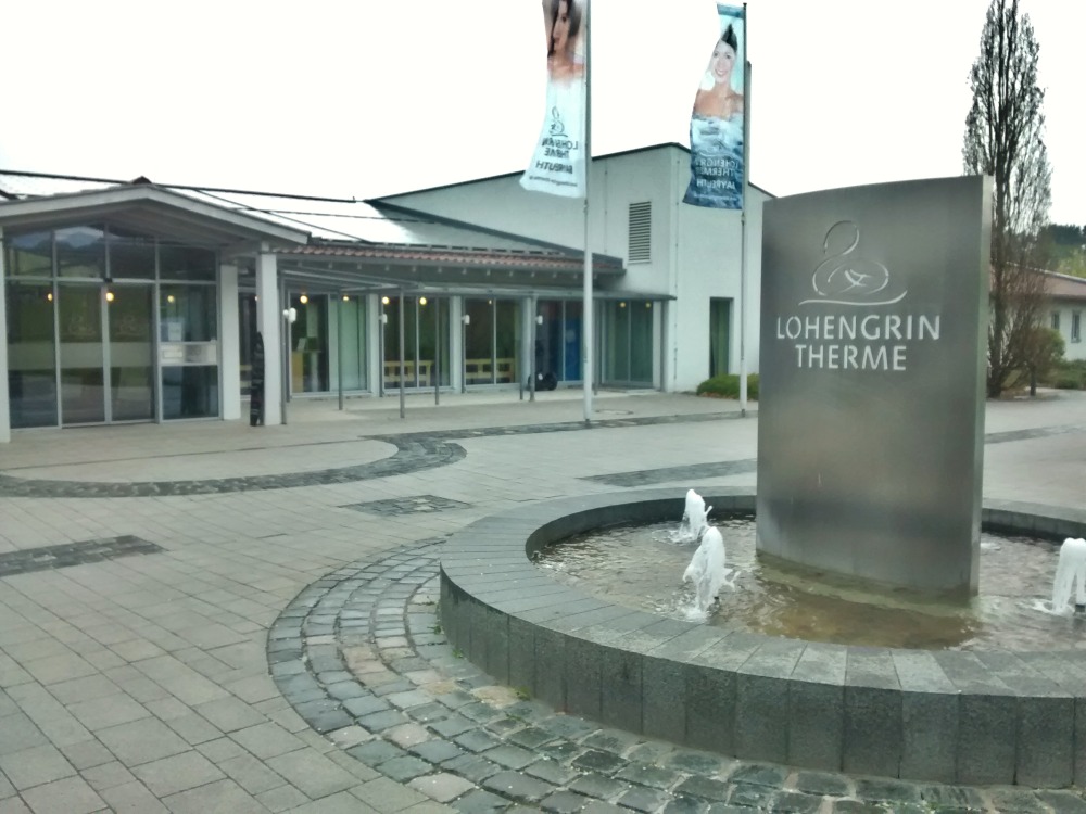 Eingang der Lohengrin-Therme in Bayreuth.