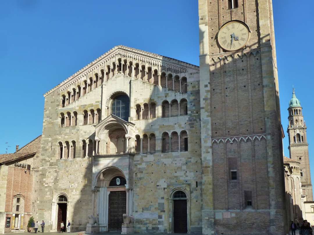 Fassade des Doms von Parma.