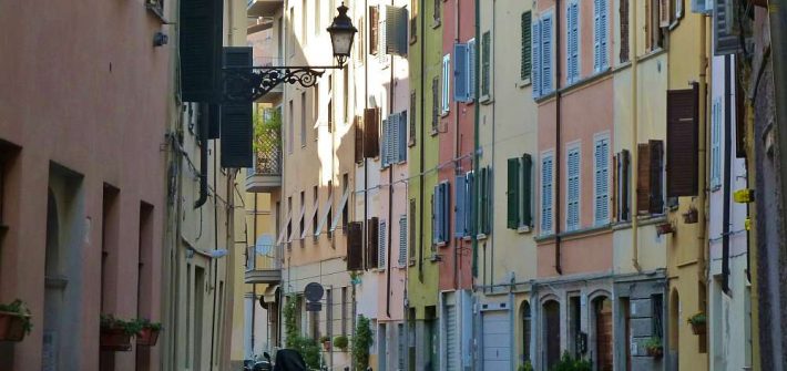 Gasse mit bunten Häusern in Parma