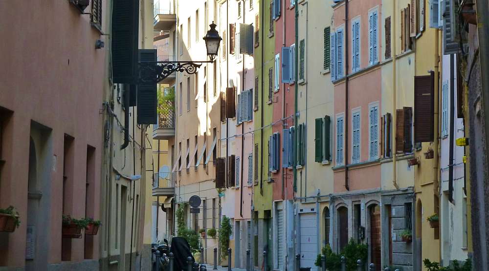 Gasse mit bunten Häusern in Parma.