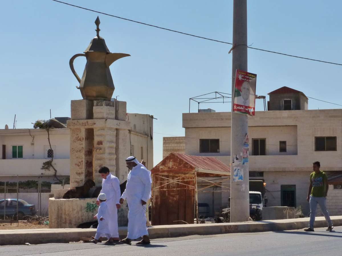 weißgekleidete Beduinen auf der Dorfstraße