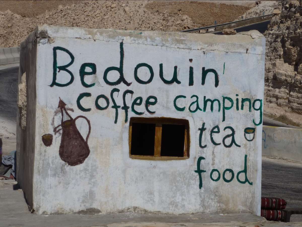 einfaches Haus mit Aufschrift "Bedouin Coffee"