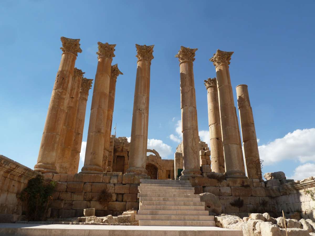 Hohe Säulen vor dem Tempel