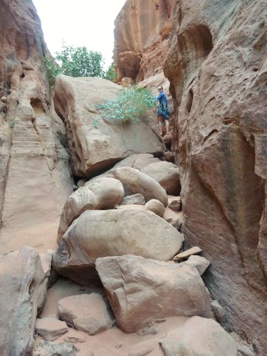 Große Felsbrocken versperren den Canyon