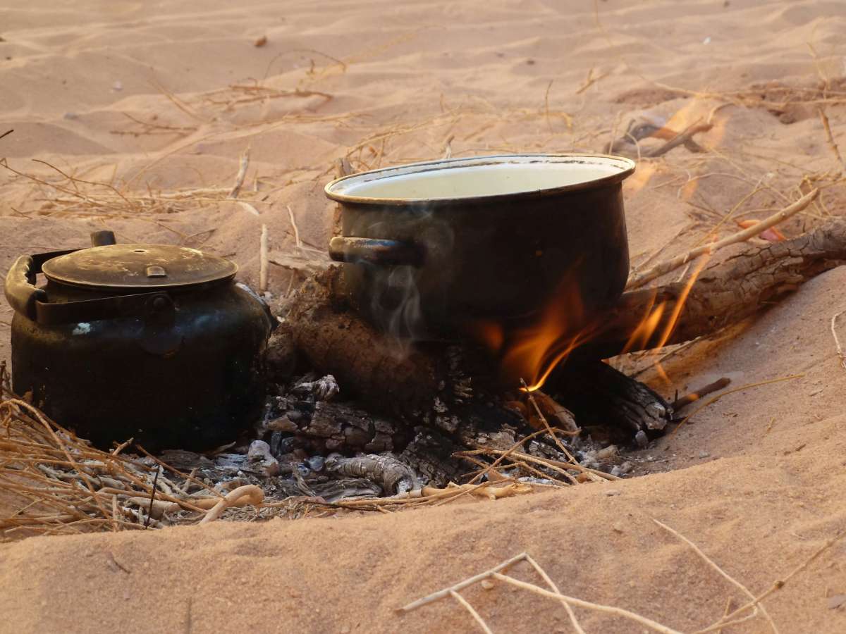 Topf und Teekessel im Lagerfeuer
