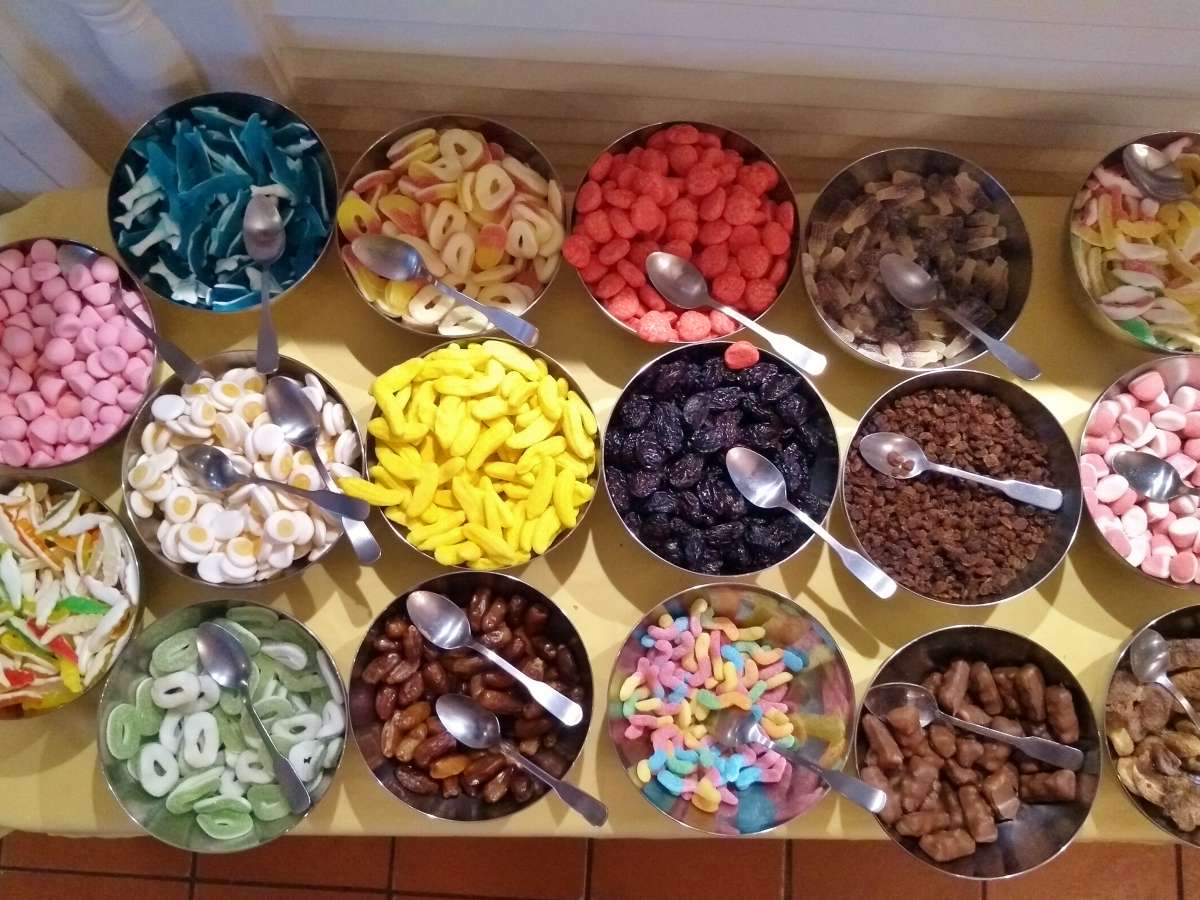Viele Schüsseln mit verschiedenen Süßigkeiten