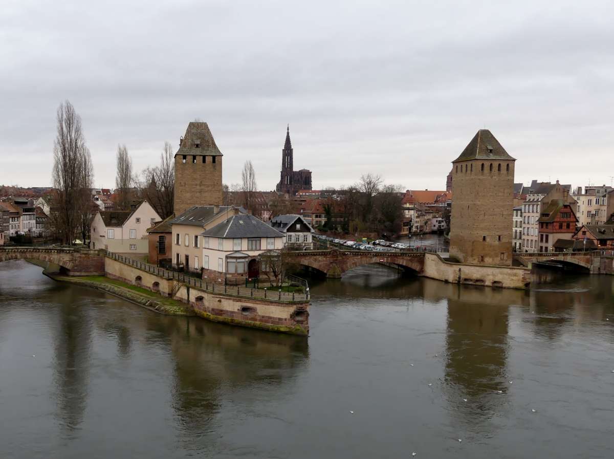 Mittelalterliche Türme und Brücken spiegeln sich in der Ill in Straßburg