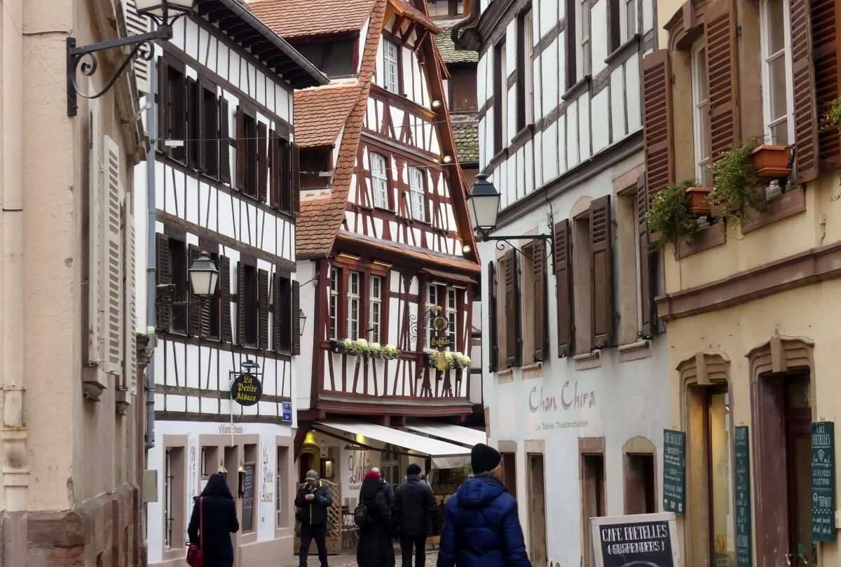 Gasse mit Fachwerkhäusern in Straßburg im Winter