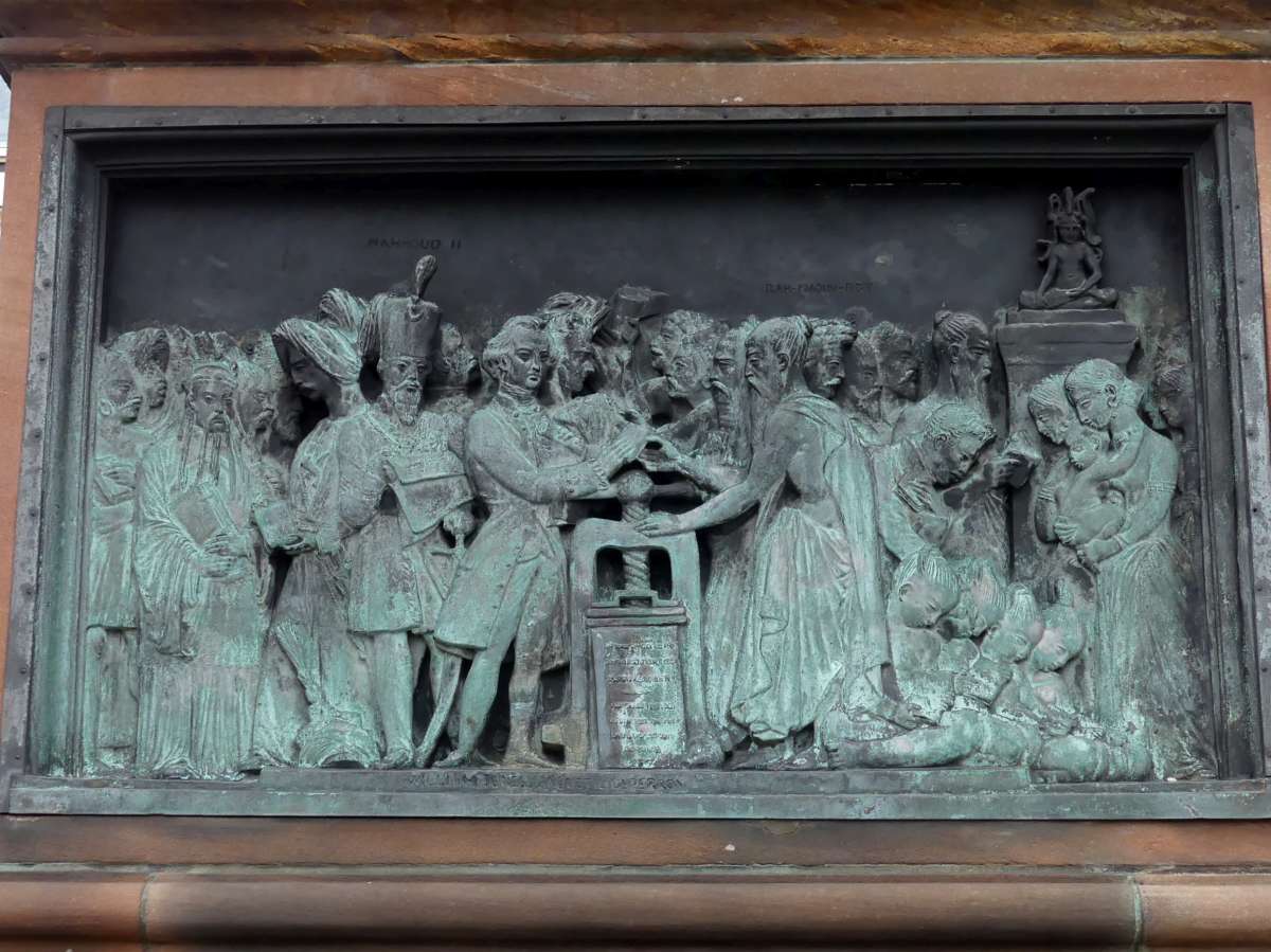 Darstellung des Buchdrucks am Gutenberg-Denkmal