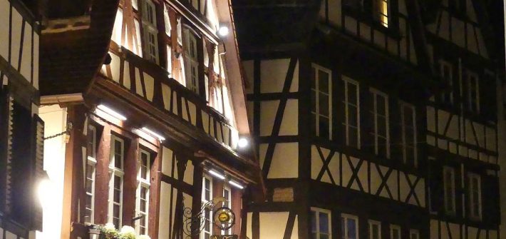 beleuchtete Fachwerkhäuser bei Nacht in Straßburg im Winter
