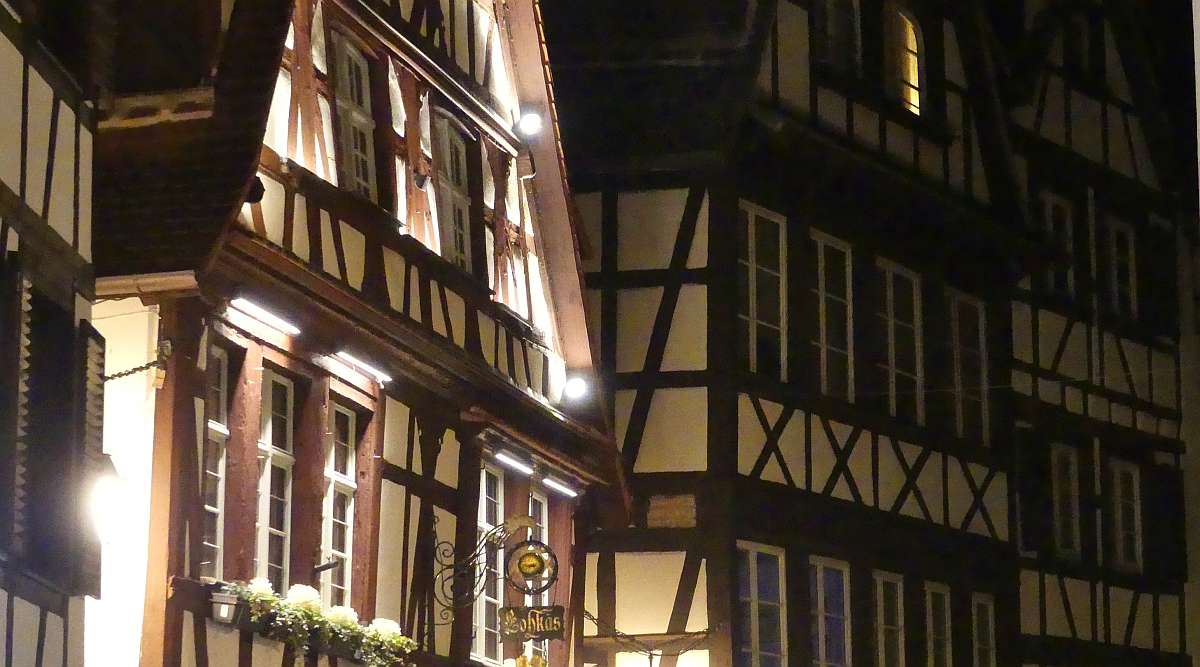 beleuchtete Fachwerkhäuser bei Nacht in Straßburg im Winter