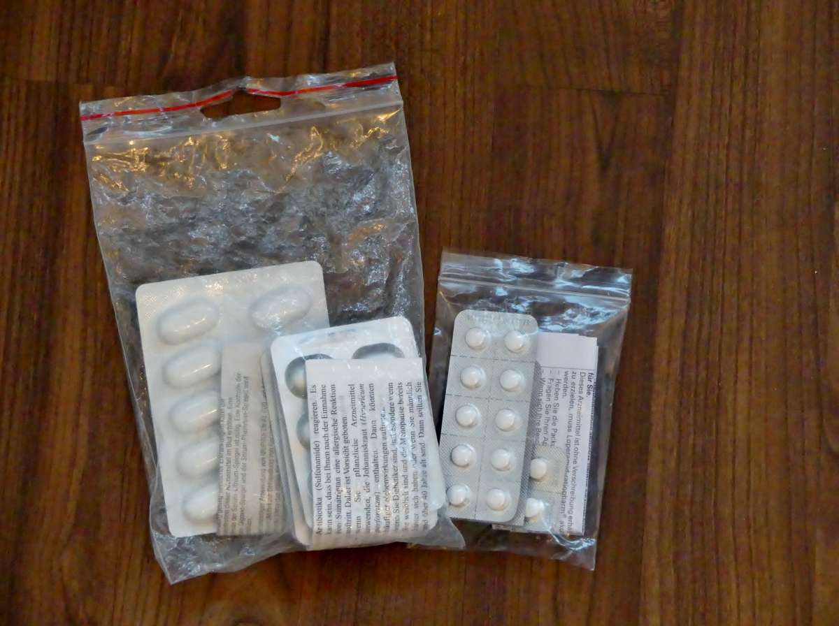 Blister mit Tabletten und Beipackzetteln in kleinen Plastiktüten