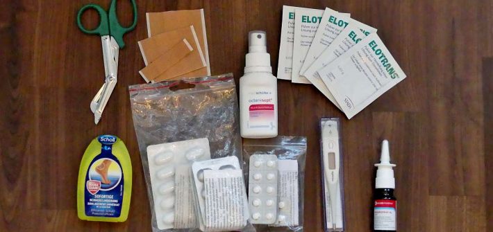 Medikamente und Pflaster der Reiseapotheke