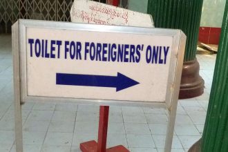 Schild "Toiletten nur für Fremde" auf englisch