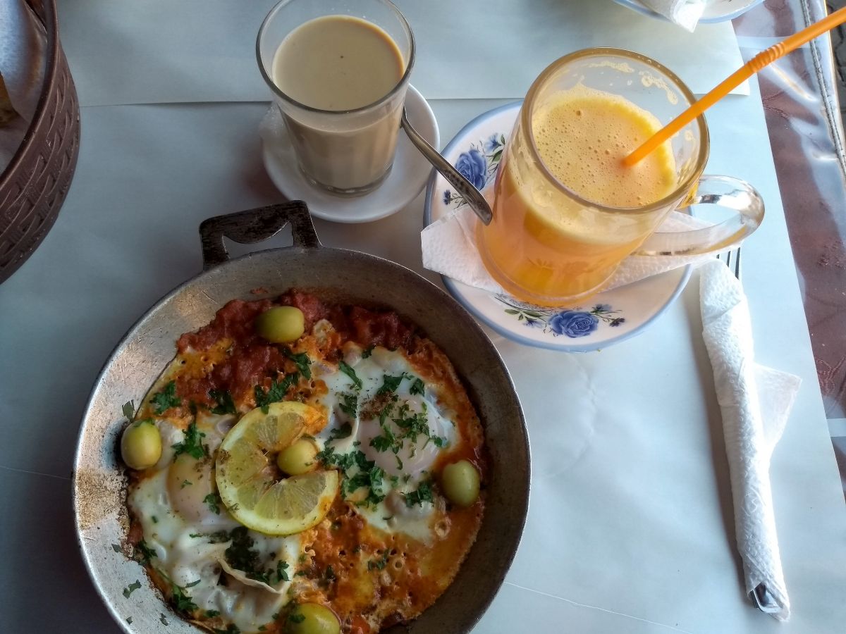 Berber-Omelette und frischer Orangensaft