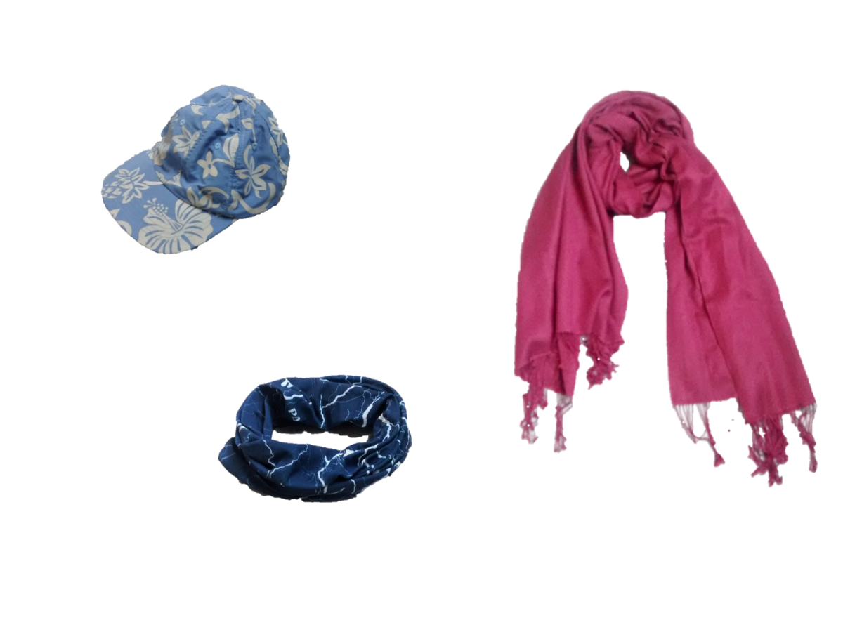 Blaue Sonnenkappe, pinker Pashmina-Schal und Schlauchschal