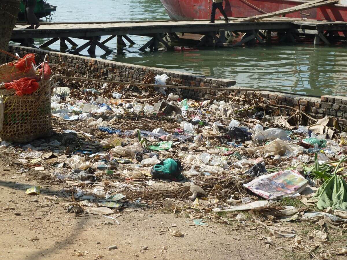 Plastik am Flussufer