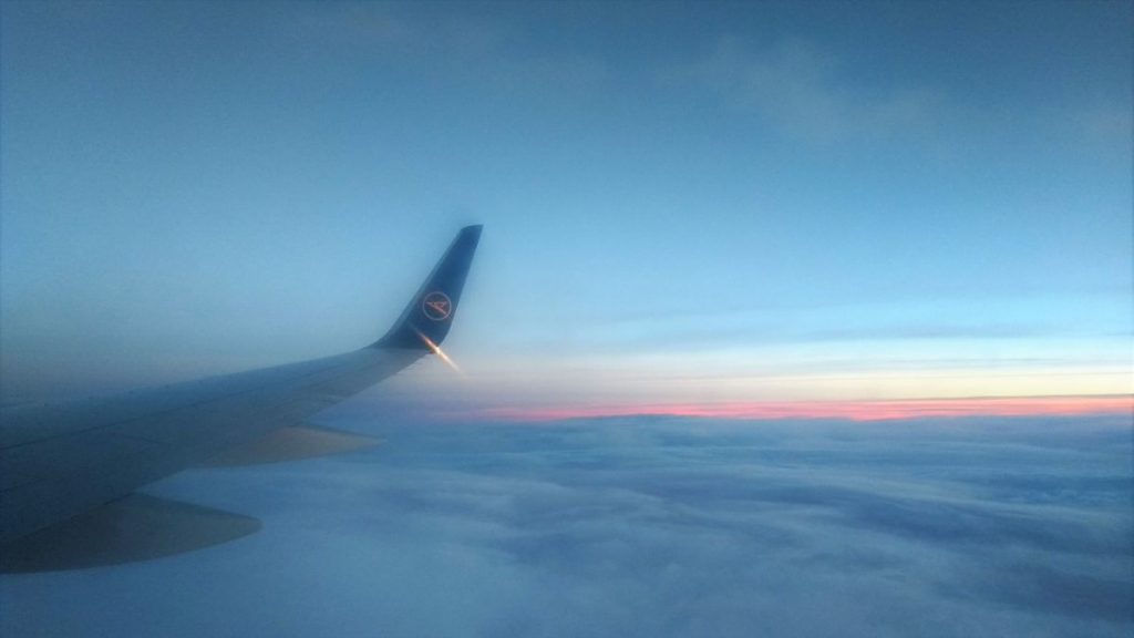 Blick aus Flugzeug über die Wolken