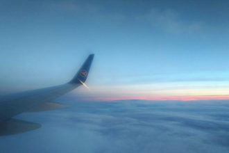 Blick aus Flugzeug über die Wolken