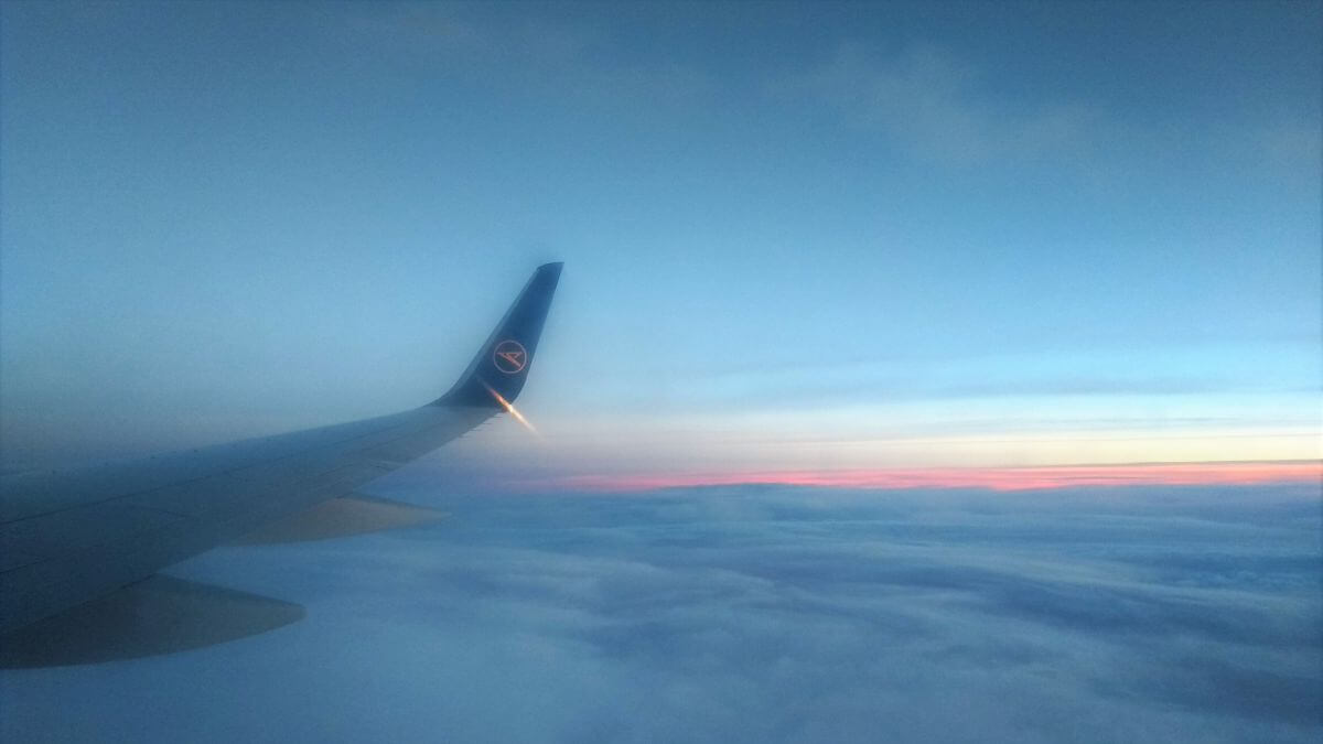 Blick aus Flugzeug über die Wolken