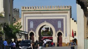 Das Bab Boujeloud in Fes, Marokko.
