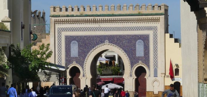 Das Bab Boujeloud in Fes, Marokko.
