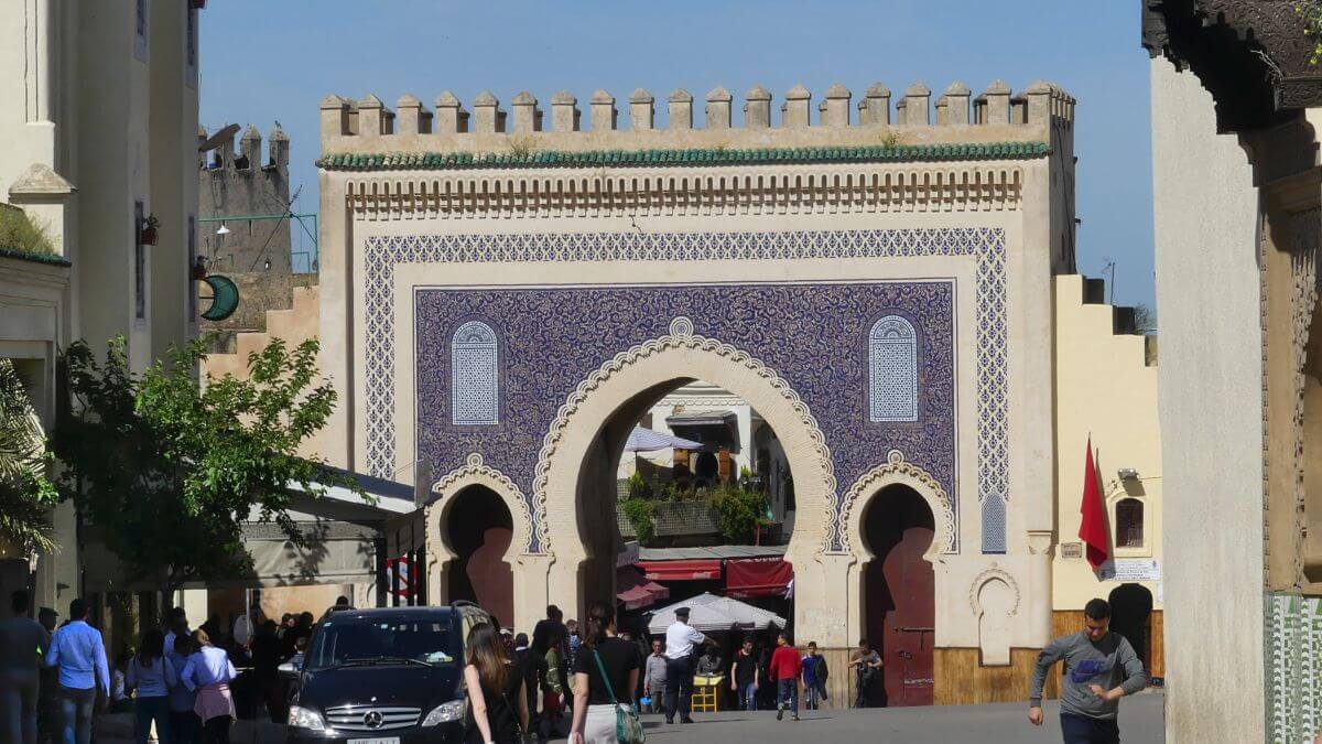 Das Bab Boujeloud in Fes, Marokko.