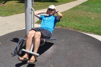 Marcus beim Geräte-Sport im Urlaub