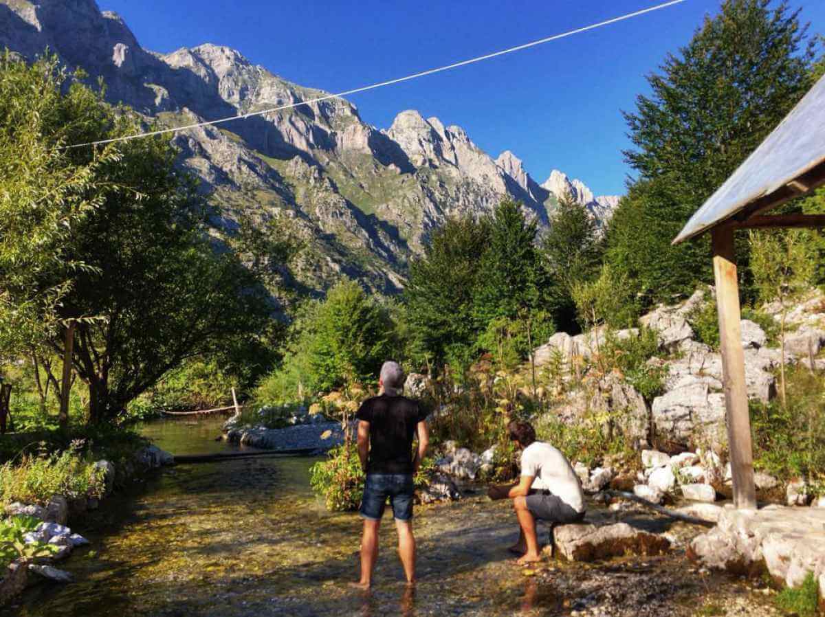 Kleiner Bergbach vor schroffen Gipfeln.