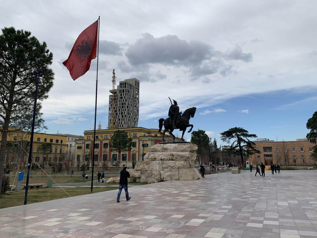 Platz mit Reiterstatue in Tirana.