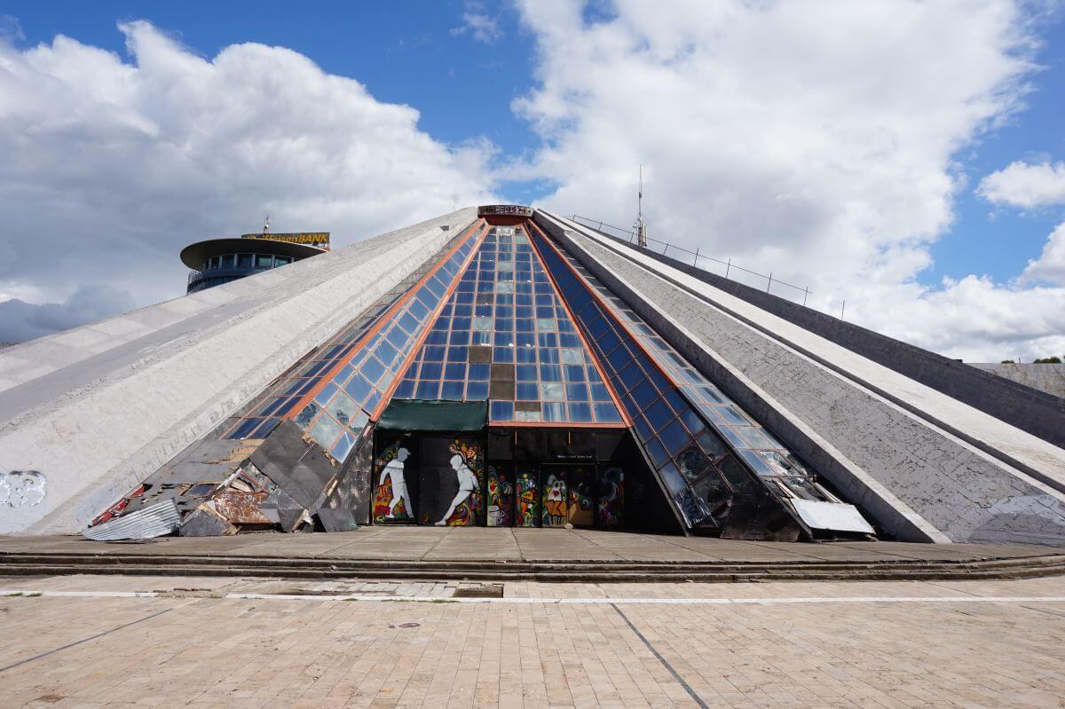 Beton-Pyramide mit bunten Fenstern.